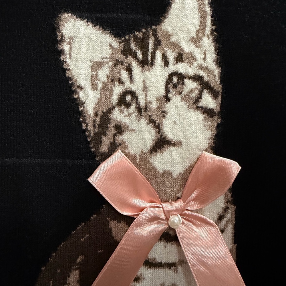 NWT NIKKA K Sweater with Cat Graphic Wearing a Pink Bow Black Size 1X - Picture 3 of 6